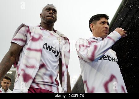 Londra, Regno Unito. 24 agosto 2024. Londra, Inghilterra, 24 agosto 2024: Aaron Wan-Bissaka (29 West Ham) ed Edson Alvarez (19 West Ham) prima della partita di Premier League tra Crystal Palace e West Ham al Selhurst Park di Londra. (Pedro Porru/SPP) credito: SPP Sport Press Photo. /Alamy Live News Foto Stock