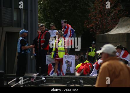 Newcastle, Regno Unito. 24 agosto 2024. Dimostrazione di estrema destra a Newcastle con cartelli anti-immigrazione e anti-aiuti internazionali e maschera del primo ministro Sir Keir Starmer, alimentata da disinformazione online e RT News in corso. I rivoltosi hanno preso di mira moschee e strutture abitative per migranti dall'omicidio di tre bambini avvenuto il 29 luglio a Southport in un club vacanze. Un diciassettenne nato a Cardiff è stato arrestato per gli omicidi, Haymarket, Newcastle upon Tyne, 24 agosto 2024. Credito: DEW/Alamy Live News Foto Stock