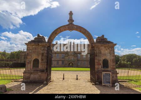 Porta ad arco dal parco dei cervi all'ingresso di Lyme Hall a Disley, Stockport, Regno Unito. Foto Stock