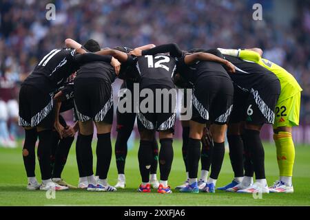 I giocatori dell'Arsenal formano un incontro di gruppo prima della partita di Premier League al Villa Park di Birmingham. Data foto: Sabato 24 agosto 2024. Foto Stock