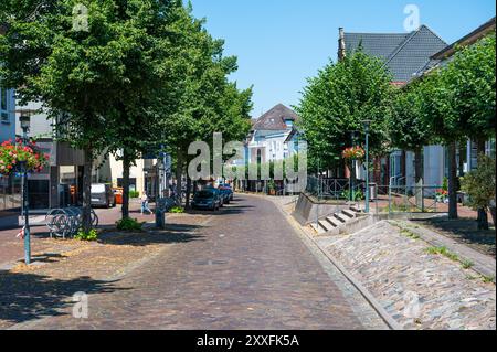 Bad Schwartau, Germania, 20 luglio 2024 - il centro storico del villaggio con una piazza e una via dello shopping Foto Stock