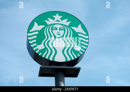 Logo Starbucks contro il cielo blu Foto Stock