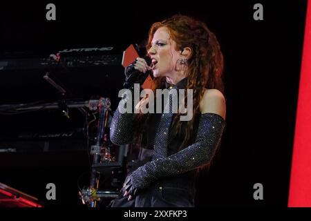 Southsea, Regno Unito. 23 agosto 2024. La cantante e cantautrice inglese Jessica Hannah Glynne, conosciuta professionalmente come Jess Glynne, si esibisce dal vivo sul palco del Victorious Festival. Jessica Hannah Glynne ha ottenuto un Grammy Award e nove nomination ai Brit Award. La rivista Forbes la considerava una delle "persone più influenti sotto i 30 anni" nel 2019. (Foto di Dawn Fletcher-Park/SOPA Images/Sipa USA) credito: SIPA USA/Alamy Live News Foto Stock