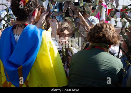 Berlino, Germania. 24esimo. 2024 agosto, Berlino, Germania, giorno dell'indipendenza dell'Ucraina, dimostrazione a Berlino, Brandenburger Tor, credito: Felix Wolf/ Alamy Live News Credit: Felix Wolf/Alamy Live News Foto Stock