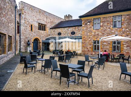 Il Courtyard Café si trova nel cortile del Castello di Taunton, Castle Green, Taunton, Somerset, Inghilterra, REGNO UNITO. Foto Stock