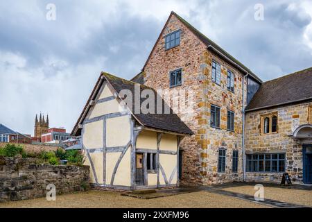 Una sezione rieretta di una serie di almshouses incorniciate in legno da circa 1500 nel cortile del castello di Taunton, Taunton, Somerset, Inghilterra, Regno Unito. Foto Stock