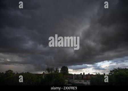 Wimbledon, Londra, Regno Unito. 24 agosto 2024. Dopo una giornata o una pioggia in prima serata, vede nuvole di tuoni scure attraversare Londra con occasionali crepe di tuoni. Crediti: Malcolm Park/Alamy Live News Foto Stock