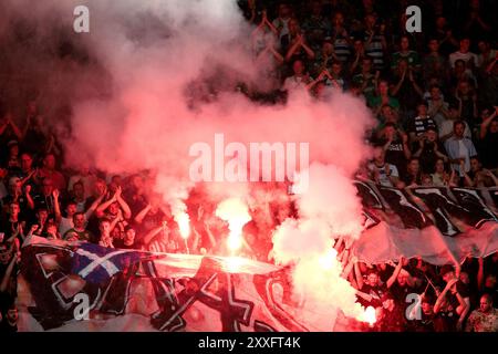 NIJMEGEN - tifosi durante l'incontro olandese Eredivisie tra NEC Nijmegen e PEC Zwolle a De Goffert il 24 agosto 2024 a Nijmegen, nei Paesi Bassi. ANP JEROEN PUTMANS Foto Stock