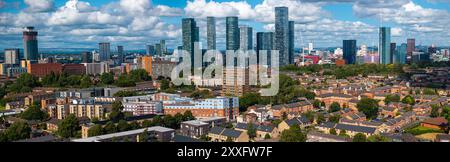 Vista panoramica di Manchester, Regno Unito, con edifici alti, tra cui diversi grattacieli, e un mix di strutture residenziali e commerciali Foto Stock