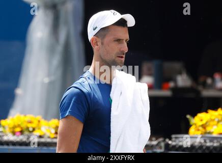 Flushing Meadow, Stati Uniti dichiarato. 24 agosto 2024. Novak Djokovic, serbo, esce dai campi di pratica degli US Open Tennis Championships 2024 all'USTA Billie Jean King National Tennis Center sabato 24 agosto 2024 a New York. Foto di John Angelillo/UPI credito: UPI/Alamy Live News Foto Stock