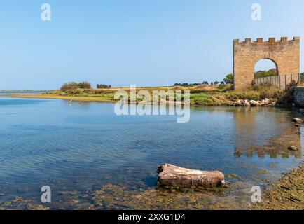 Porta Maguelone, all'ingresso della penisola di Maguelone, Villeneuve-les-Maguelone, dipartimento di Hérault, Francia Foto Stock