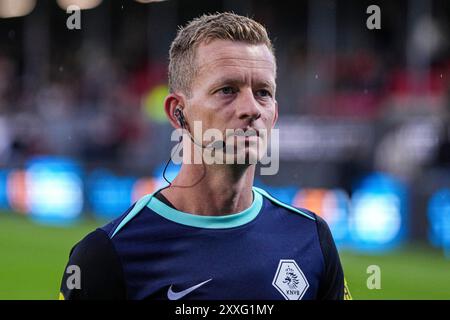 Almere, Paesi Bassi. 24 agosto 2024. ALMERE, PAESI BASSI - 24 AGOSTO: L'assistente arbitro Jan de Vries guarda in alto durante la partita olandese Eredivisie tra l'Almere City FC e il PSV allo Yanmar Stadion il 24 agosto 2024 ad Almere, Paesi Bassi. (Foto di Patrick Goosen/Orange Pictures) credito: dpa/Alamy Live News Foto Stock