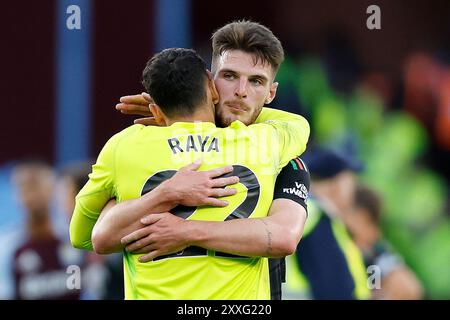 Il portiere dell'Arsenal David Raya (a sinistra) e Declan Rice si uniscono dopo la partita di Premier League a Villa Park, Birmingham. Data foto: Sabato 24 agosto 2024. Foto Stock