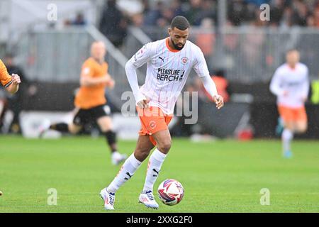 Cledara Abbey Stadium, Cambridge sabato 24 agosto 2024. CJ Hamilton (22 Blackpool) controlla la palla durante la partita Sky Bet League 1 tra Cambridge United e Blackpool al Cledara Abbey Stadium di Cambridge, sabato 24 agosto 2024. (Foto: Kevin Hodgson | mi News) crediti: MI News & Sport /Alamy Live News Foto Stock