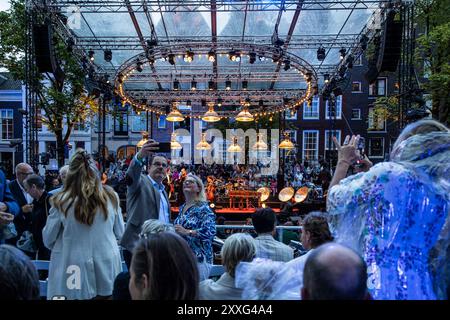 AMSTERDAM - udienza durante la 42a edizione del Concerto annuale Prinsengracht. Il classico concerto all'aperto è stato su un palco galleggiante nel canale di fronte all'Hotel Pulitzer dal 1981. Uscita ANP DINGENA MOL paesi bassi - uscita belgio Foto Stock