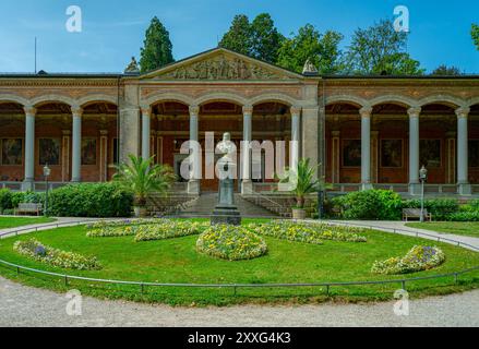 Monumento di Wilhelm l di fronte al foyer nei giardini termali di Baden Baden. Baden Wuerttemberg, Germania, Europa Foto Stock