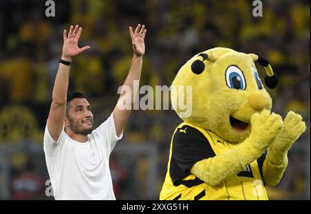 Dortmund, Germania. 24 agosto 2024. Calcio, Bundesliga, Borussia Dortmund - Eintracht Frankfurt, Matchday 1, Signal Iduna Park, Dortmund allenatore Nuri Sahin ringrazia i tifosi dopo la partita. NOTA IMPORTANTE: In conformità con le normative della DFL German Football League e della DFB German Football Association, è vietato utilizzare o far utilizzare fotografie scattate nello stadio e/o della partita sotto forma di immagini sequenziali e/o serie di foto video. Crediti: Bernd Thissen/dpa/Alamy Live News Foto Stock