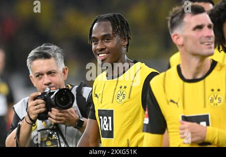 Dortmund, Germania. 24 agosto 2024. Calcio, Bundesliga, Borussia Dortmund - Eintracht Frankfurt, Matchday 1, Signal Iduna Park, Jamie Gittens (M) di Dortmund festeggia dopo la vittoria. NOTA IMPORTANTE: In conformità con le normative della DFL German Football League e della DFB German Football Association, è vietato utilizzare o far utilizzare fotografie scattate nello stadio e/o della partita sotto forma di immagini sequenziali e/o serie di foto video. Crediti: Bernd Thissen/dpa/Alamy Live News Foto Stock