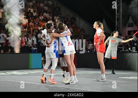 Vienna, Austria. 24 agosto 2024. VIENNA, AUSTRIA - 24 AGOSTO: I giocatori francesi celebrano la vittoria durante i quarti di finale femminile tra Francia e Austria il giorno 3 della Coppa Europa FIBA 3x3 a Kaiserwiese il 24 agosto 2024 a Vienna, Austria.240824 SEPA 38 043 - 20240824 PD10621 credito: APA-PictureDesk/Alamy Live News Foto Stock