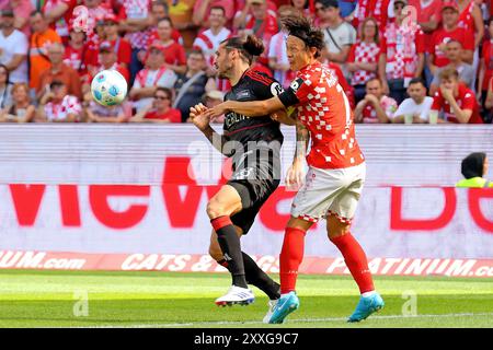 Mainz, Germania. 24 agosto 2024. Mainz, Deutschland 24. 1 agosto 2024: 1. BL - 2024/2025 - FSV Mainz 05 vs. 1. FC Union Berlin IM Bild: v. li. im Zweikampf: Christopher Trimmel (Berlino) gegen Jae-sung Lee (Magonza). // le normative DFL vietano qualsiasi uso di fotografie come sequenze di immagini e/o quasi-video // credito: dpa/Alamy Live News Foto Stock