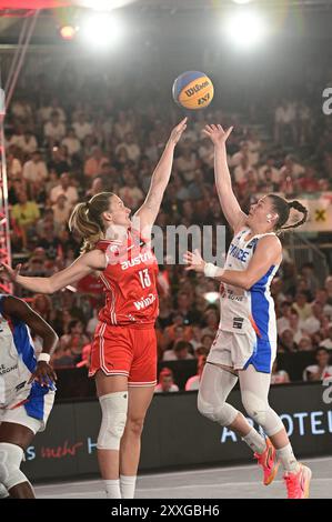 Vienna, Austria. 24 agosto 2024. VIENNA, AUSTRIA - 24 AGOSTO: Simone Sill dell'Austria si reca con Marie-Eve Paget della Francia durante i quarti di finale femminile tra Francia e Austria il giorno 3 della Coppa Europa FIBA 3x3 a Kaiserwiese il 24 agosto 2024 a Vienna, Austria.240824 SEPA 38 050 - 20240824 PD11093 credito: APA-PictureDesk/Alamy Live News Foto Stock