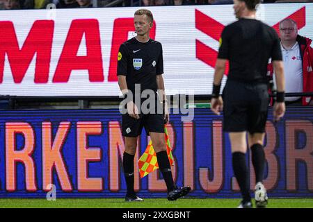 Almere, Paesi Bassi. 24 agosto 2024. ALMERE, PAESI BASSI - 24 AGOSTO: L'assistente arbitro Jan de Vries guarda in alto durante la partita olandese Eredivisie tra l'Almere City FC e il PSV allo Yanmar Stadion il 24 agosto 2024 ad Almere, Paesi Bassi. (Foto di Patrick Goosen/Orange Pictures) credito: dpa/Alamy Live News Foto Stock