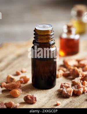 Olio essenziale di benzoina o styrax in una bottiglia di vetro marrone Foto Stock