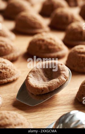 Biscotti di Natale fatti in casa appena sfornati in stampi di stagno a forma di noce Foto Stock