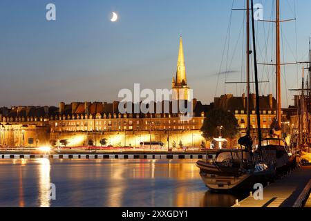 La vista della costa atlantica, città fortificata, la storica città vecchia di Saint Malo di notte. Brittany , Francia . Foto Stock