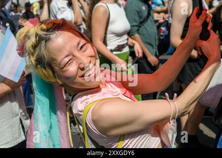 Marciatori sulla London Trans+ Pride march che sostiene maggiori diritti transgender, marciano attraverso Oxford Circus. La marcia iniziò a Langham Place e. Foto Stock