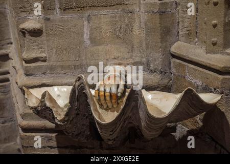 Fonte di acqua Santa originale in una chiesa di Irun, Spagna Foto Stock