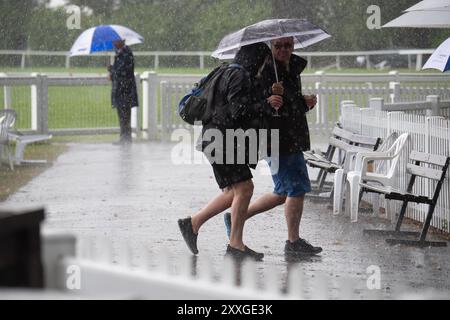 Windsor, Berkshire, Regno Unito. 24 agosto 2024. I Racegoers del Royal Windsor Racecourse non lasciarono che piogge intense e temporali rovinassero la loro serata al Summer Closing Party a Windsor, Berkshire. Crediti: Maureen McLean/Alamy Live News Foto Stock