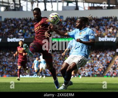 Etihad Stadium, Manchester, Regno Unito. 24 agosto 2024. Premier League Football, Manchester City contro Ipswich Town; Axel Tuanzebe di Ipswich Town fa un'autorizzazione sotto la pressione di Jeremy Doku di Manchester City Credit: Action Plus Sports/Alamy Live News Foto Stock