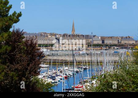 La vista della costa atlantica, città fortificata, storica città vecchia di Saint Malo, nelle giornate di sole. Brittany , Francia . Foto Stock