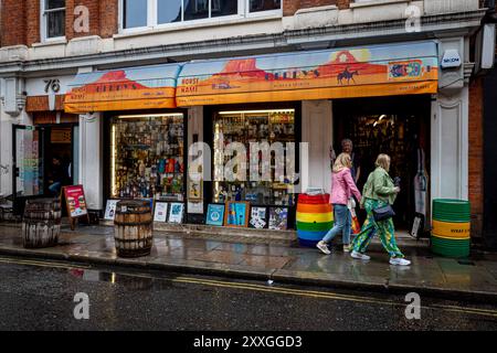 Soho Old Compton Street - Gerry's vini e liquori Old Compton St in Soho il quartiere del divertimento è noto per la vendita di rari e drink esotici Foto Stock