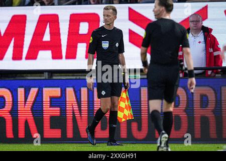 Almere, Paesi Bassi. 24 agosto 2024. ALMERE, PAESI BASSI - 24 AGOSTO: L'assistente arbitro Jan de Vries guarda in alto durante la partita olandese Eredivisie tra l'Almere City FC e il PSV allo Yanmar Stadion il 24 agosto 2024 ad Almere, Paesi Bassi. (Foto di Patrick Goosen/Orange Pictures) credito: dpa/Alamy Live News Foto Stock