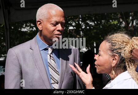 Decatur, Georgia, Stati Uniti. 24 agosto 2024. Il membro del Congresso Hank Lewis (D-GA) ha partecipato all'inaugurazione di una statua in onore del defunto membro del Congresso e icona dei diritti civili John Lewis presso il tribunale della contea di Dekalb a Decatur, Georgia. (Credit Image: © John Arthur Brown/ZUMA Press Wire) SOLO PER USO EDITORIALE! Non per USO commerciale! Foto Stock