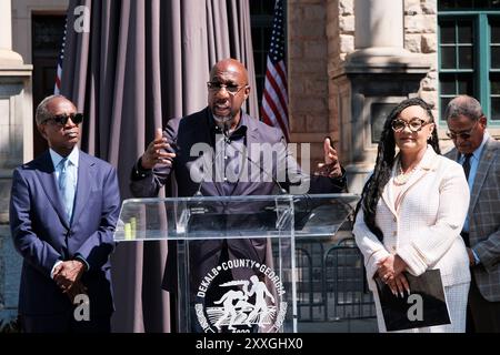 Decatur, Georgia, Stati Uniti. 24 agosto 2024. Il reverendo e senatore Raphael Warnock (D-GA) fa commenti all'inaugurazione di una statua in onore del compianto deputato e icona dei diritti civili John Lewis presso il tribunale della contea di Dekalb a Decatur, Georgia. (Credit Image: © John Arthur Brown/ZUMA Press Wire) SOLO PER USO EDITORIALE! Non per USO commerciale! Foto Stock