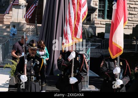 Decatur, Georgia, Stati Uniti. 24 agosto 2024. La cerimonia di presentazione dei colori viene eseguita all'inaugurazione di una statua in onore del compianto deputato e icona dei diritti civili John Lewis presso il tribunale della contea di Dekalb a Decatur, Georgia. (Credit Image: © John Arthur Brown/ZUMA Press Wire) SOLO PER USO EDITORIALE! Non per USO commerciale! Foto Stock