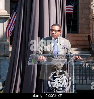 Decatur, Georgia, Stati Uniti. 24 agosto 2024. Professore universitario, docente e analista politico, e ospite di atti, il Dr. Rashad Richey parla all'inaugurazione di una statua in onore del compianto deputato e icona dei diritti civili John Lewis presso il tribunale della contea di Dekalb a Decatur, Georgia. (Credit Image: © John Arthur Brown/ZUMA Press Wire) SOLO PER USO EDITORIALE! Non per USO commerciale! Foto Stock