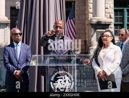 Decatur, Georgia, Stati Uniti. 24 agosto 2024. Il reverendo e senatore Raphael Warnock (D-GA) fa commenti all'inaugurazione di una statua in onore del compianto deputato e icona dei diritti civili John Lewis presso il tribunale della contea di Dekalb a Decatur, Georgia. (Credit Image: © John Arthur Brown/ZUMA Press Wire) SOLO PER USO EDITORIALE! Non per USO commerciale! Foto Stock