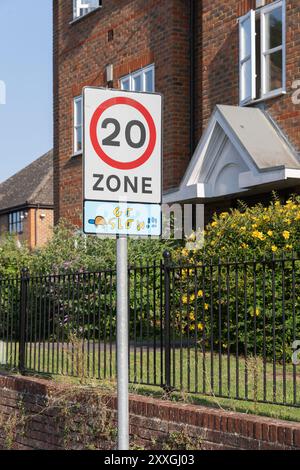 Cartello stradale che mostra una zona di 20 miglia/h a Basingstoke, Inghilterra. Concetto: Velocità ridotta, hall antimotori, sicurezza stradale, limiti di velocità Foto Stock