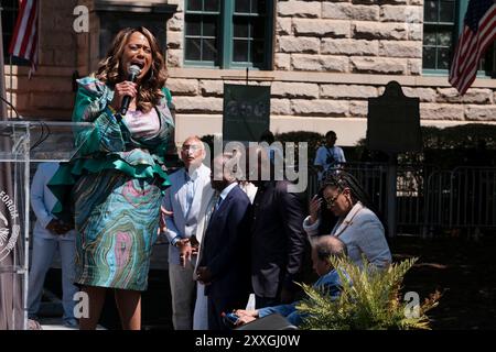 Decatur, Georgia, Stati Uniti. 24 agosto 2024. La cantante e attrice di fama mondiale Jennifer Holiday esegue una selezione musicale all'inaugurazione di una statua in onore del compianto membro del Congresso e icona dei diritti civili John Lewis presso il tribunale della contea di Dekalb a Decatur, Georgia. (Credit Image: © John Arthur Brown/ZUMA Press Wire) SOLO PER USO EDITORIALE! Non per USO commerciale! Foto Stock