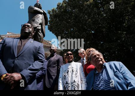 Decatur, Georgia, Stati Uniti. 24 agosto 2024. Da sinistra a destra: Henry Lewis (fratello di John Lewis), il senatore Raphael Warnock (D-GA), il leader dei diritti civili Xernona Clayton Brady e l'ambasciatore Andrew Young, tutti presenti all'inaugurazione di una statua in onore del defunto deputato e icona dei diritti civili John Lewis. (Credit Image: © John Arthur Brown/ZUMA Press Wire) SOLO PER USO EDITORIALE! Non per USO commerciale! Foto Stock