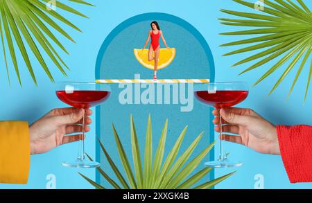 Collage creativo con cocktail e foglie di palma tropicale su sfondo azzurro, design striscioni. Grafica elegante Foto Stock