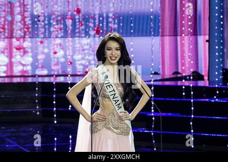 Provincia di Chonburi, Thailandia. 24 agosto 2024. Il concorrente Nguyen Tuong San del Vietnam, Miss International Queen, risponde a una domanda durante il concorso di bellezza transgender Miss International Queen 2024 al Tiffany's Show Theatre di Pattaya, provincia di Chonburi, Thailandia, il 24 agosto 2024. (Foto di Anusak Laowilas/NurPhoto)0 credito: NurPhoto SRL/Alamy Live News Foto Stock