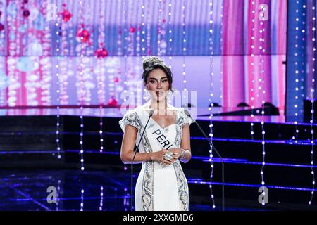 Provincia di Chonburi, Thailandia. 24 agosto 2024. La concorrente di Miss International Queen Catalina Marsano del Perù risponde a una domanda durante il concorso di bellezza transgender Miss International Queen 2024 al Tiffany's Show Theatre di Pattaya, provincia di Chonburi, Thailandia, il 24 agosto 2024. (Foto di Anusak Laowilas/NurPhoto)0 credito: NurPhoto SRL/Alamy Live News Foto Stock