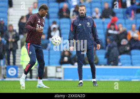 Brighton e Hove, Regno Unito. 24 agosto 2024. L'assistente manager del Manchester United Ruud van Nistelrooy guarda come Marcus Rashford del Manchester United si riscalda durante la partita di Premier League all'AMEX Stadium di Brighton e Hove. Il credito per immagini dovrebbe essere: Paul Terry/Sportimage Credit: Sportimage Ltd/Alamy Live News Foto Stock