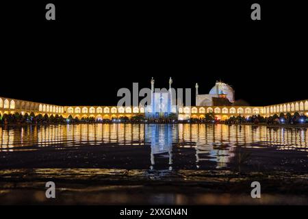 Isfahan, Iran, 06.29.2023: Notte in Piazza Naqsh-e Jahan conosciuta anche come Piazza Shah al buio Foto Stock