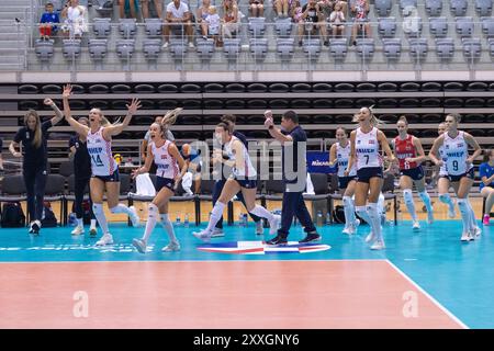 Osijek, Hrvatska. 24 agosto 2024. Il Team Croatia festeggia al termine della partita di qualificazione femminile all'EuroVolley 2026 tra Croazia e Romania a Osijek, Croazia, il 24 agosto 2024. Foto: Borna Jaksic/PIXSELL credito: Pixsell/Alamy Live News Foto Stock